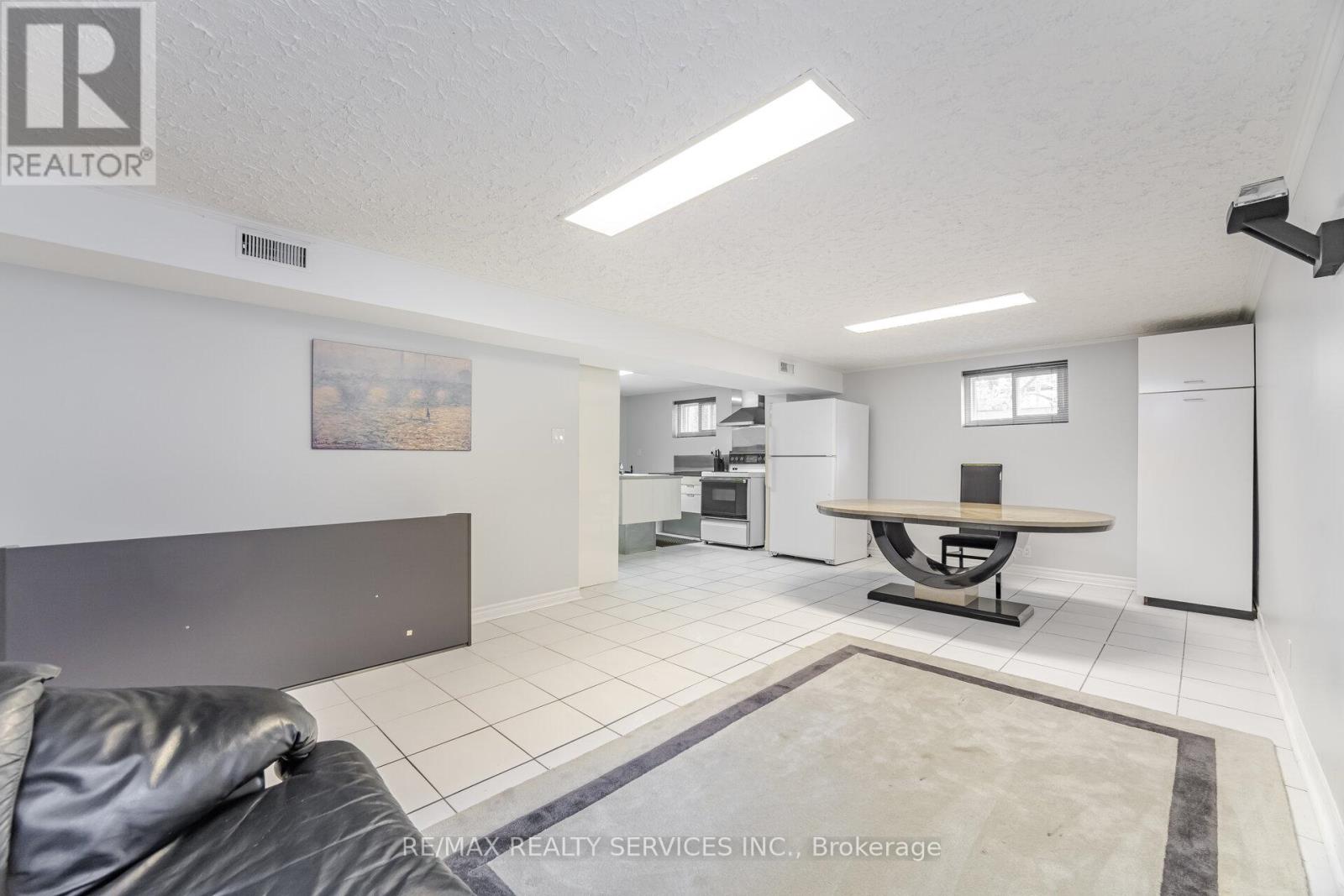 7541 Darcel Avenue, Mississauga, Ontario  L4T 2X6 - Photo 27 - W12213226