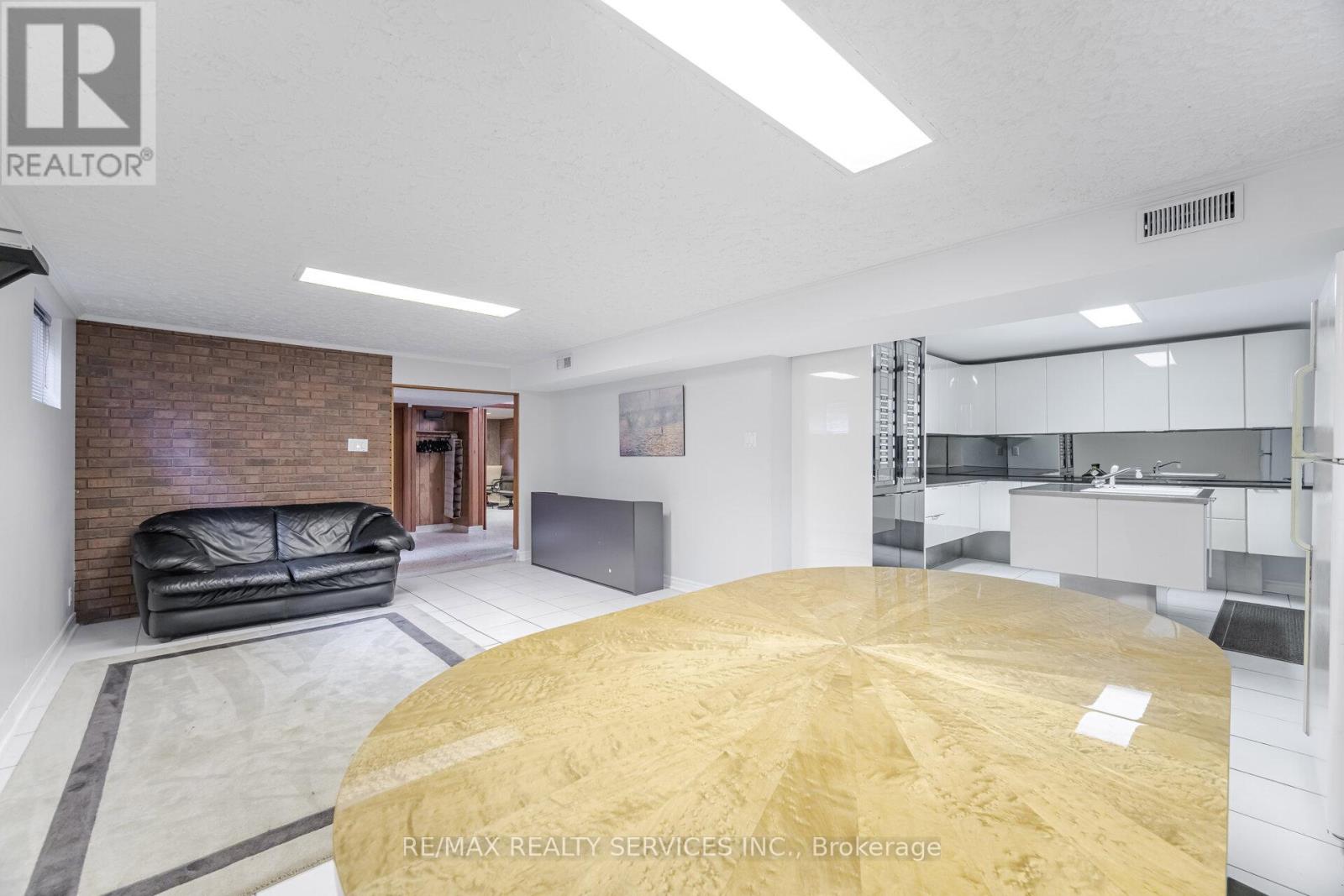 7541 Darcel Avenue, Mississauga, Ontario  L4T 2X6 - Photo 29 - W12213226