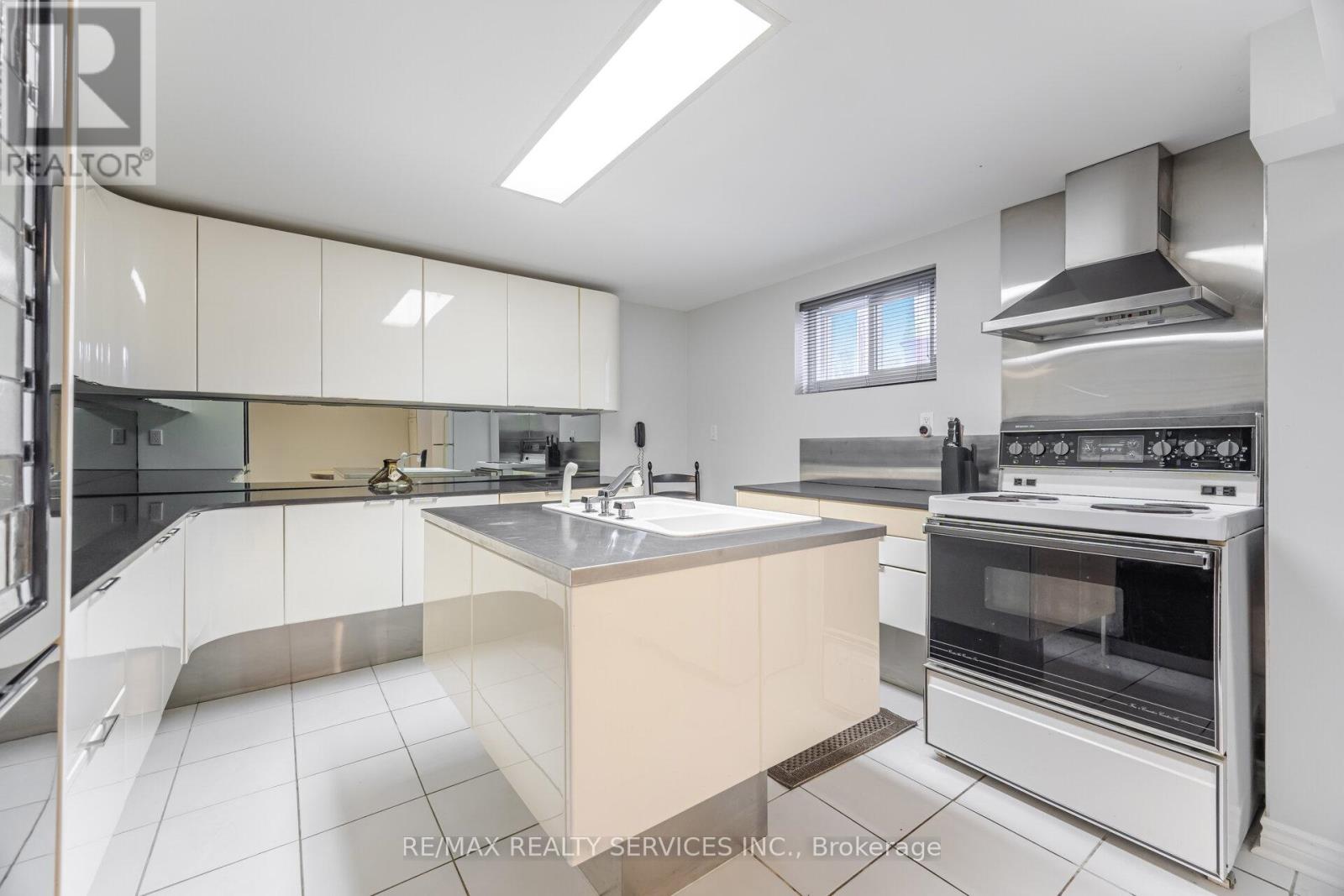 7541 Darcel Avenue, Mississauga, Ontario  L4T 2X6 - Photo 31 - W12213226