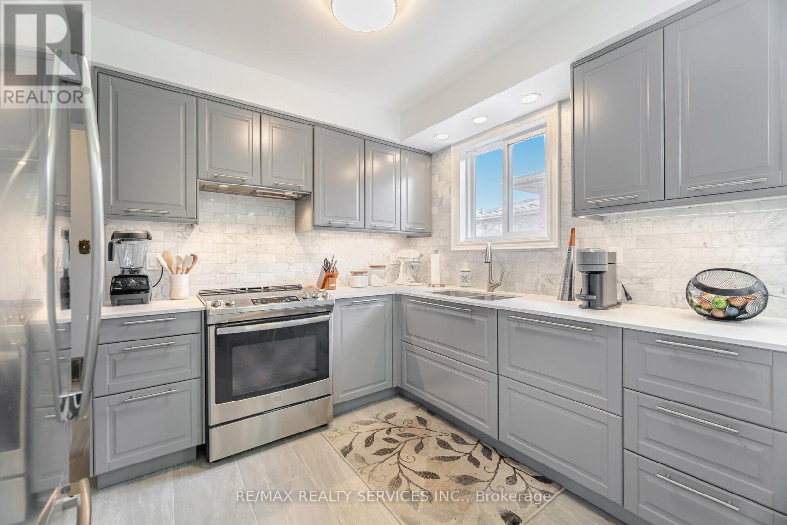 7541 Darcel Avenue, Mississauga, Ontario  L4T 2X6 - Photo 5 - W12213226