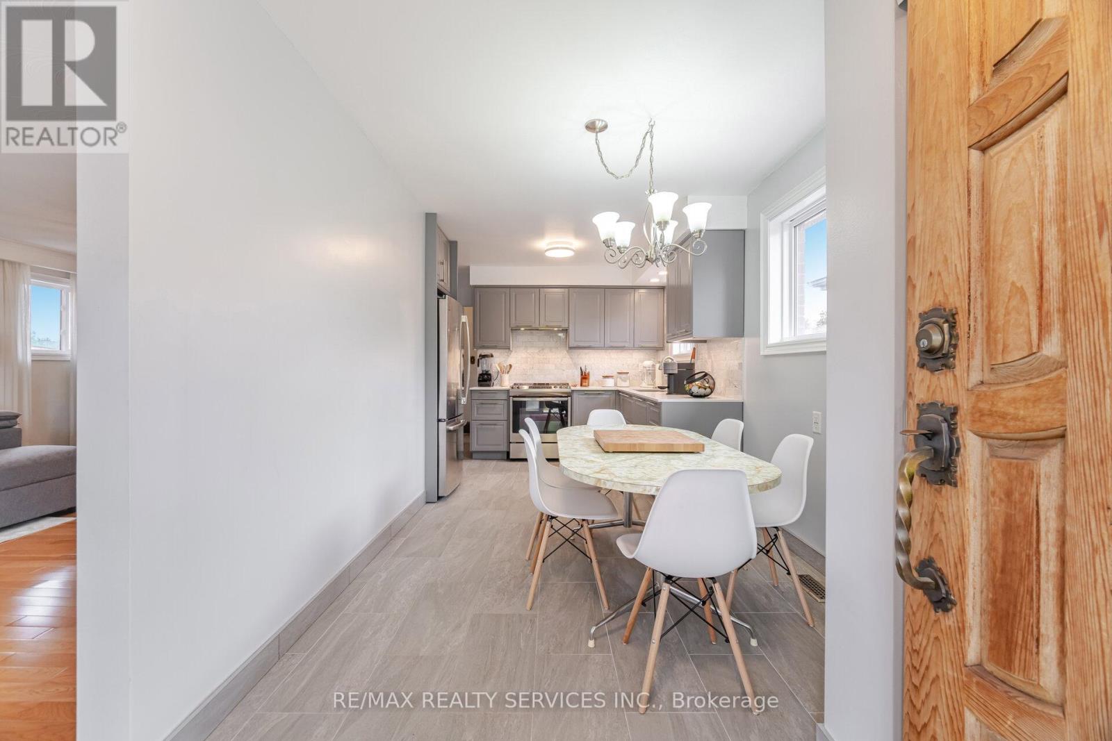 7541 Darcel Avenue, Mississauga, Ontario  L4T 2X6 - Photo 6 - W12213226