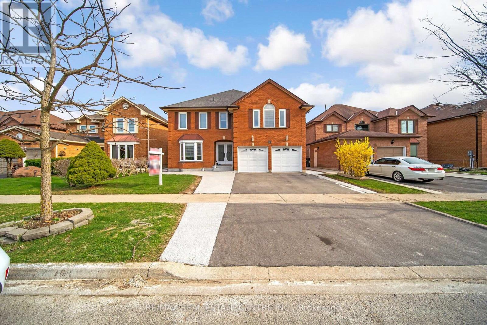 Property at 11 MOOREHEAD CRESCENT image 2