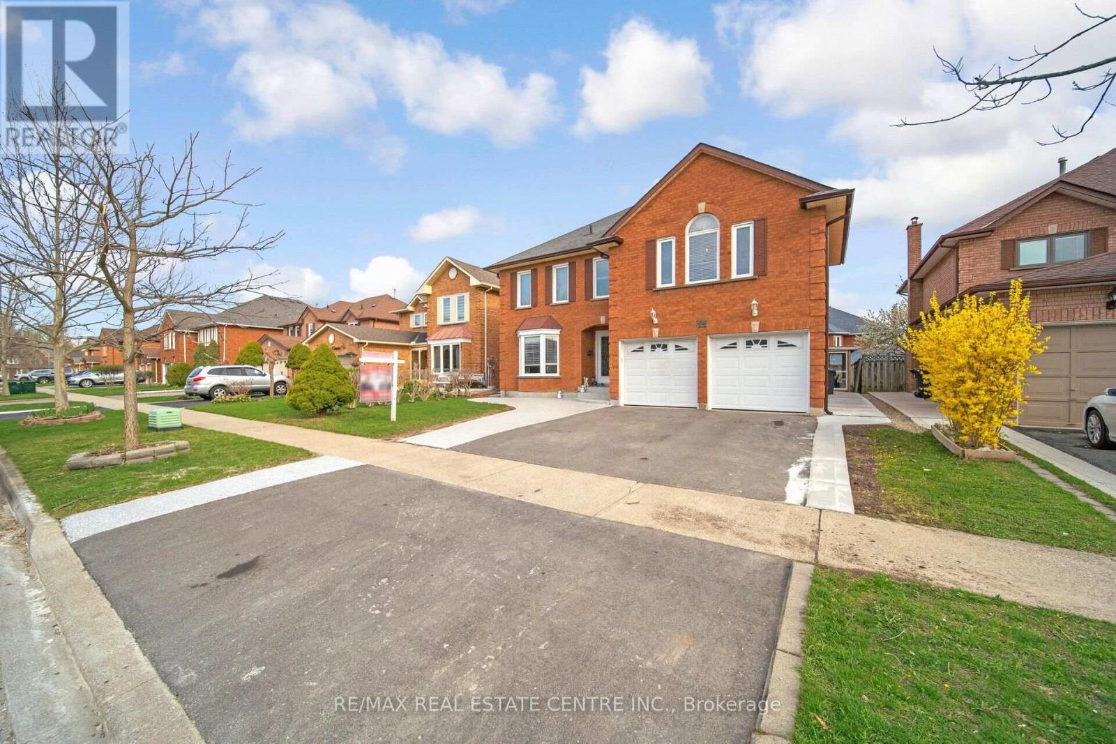 Property at 11 MOOREHEAD CRESCENT image 3