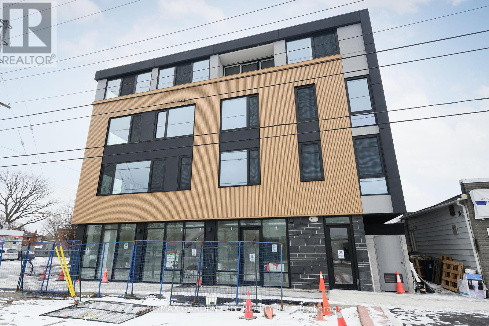 200 Browns Line, Toronto (Alderwood), Ontario  M8W 3T4 - Photo 10 - W12213232