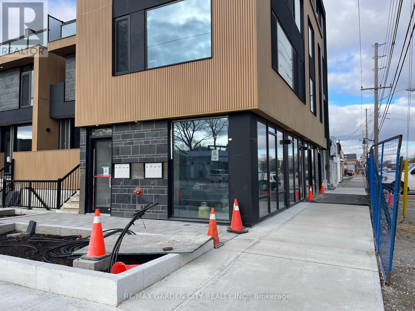 200 Browns Line, Toronto (Alderwood), Ontario  M8W 3T4 - Photo 11 - W12213232