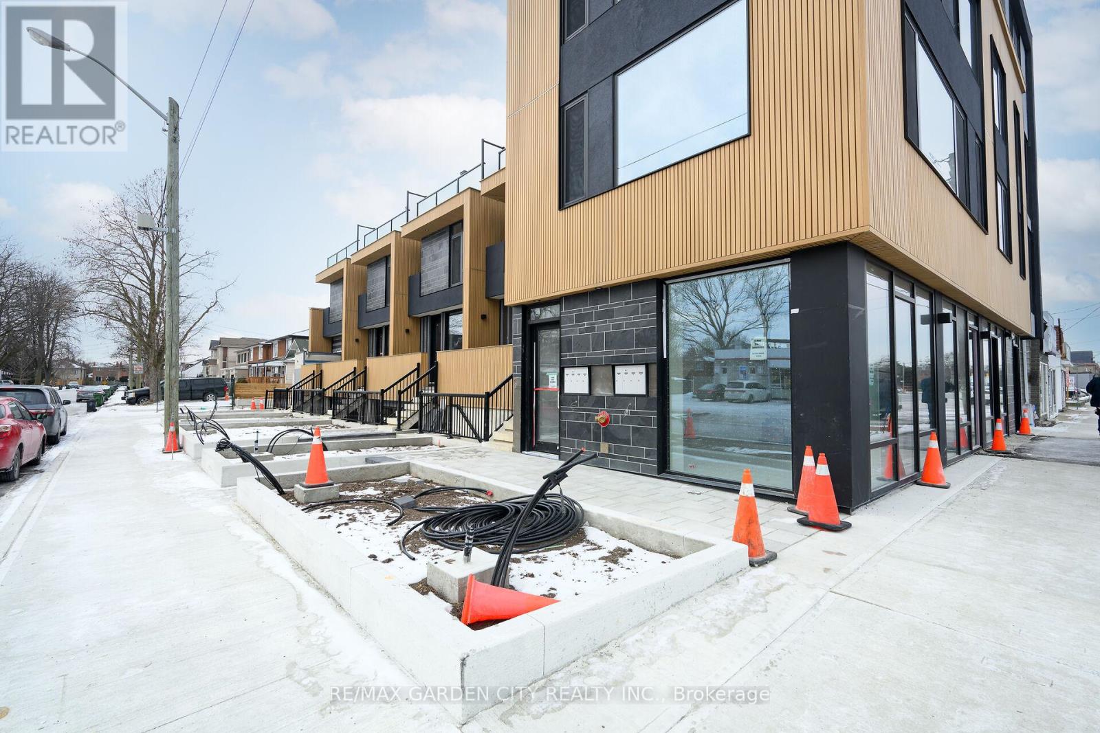 200 Browns Line, Toronto (Alderwood), Ontario  M8W 3T4 - Photo 2 - W12213232