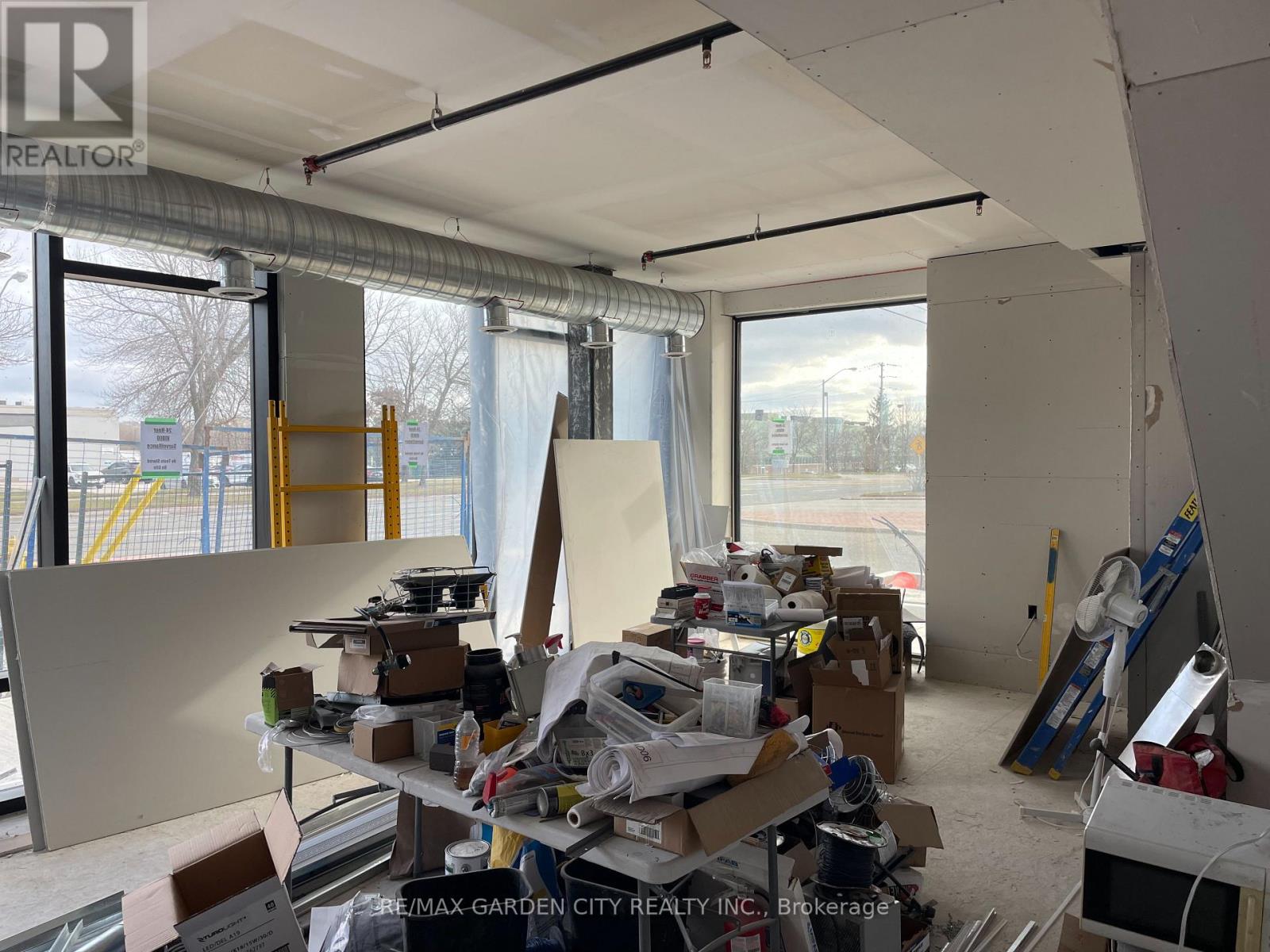 200 Browns Line, Toronto (Alderwood), Ontario  M8W 3T4 - Photo 5 - W12213232
