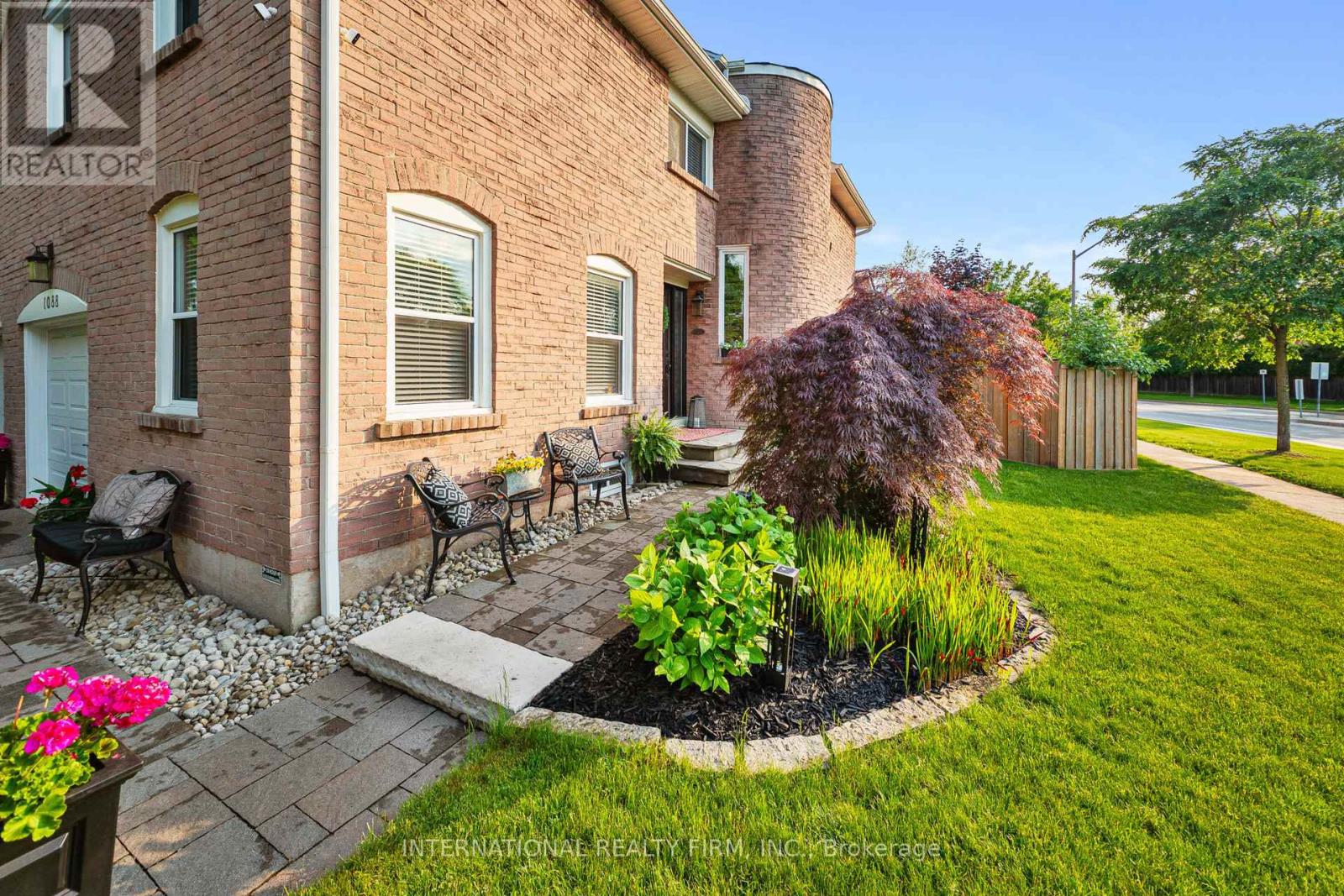1088 Runnymead Crescent, Oakville, Ontario  L6M 1C4 - Photo 4 - W12213253