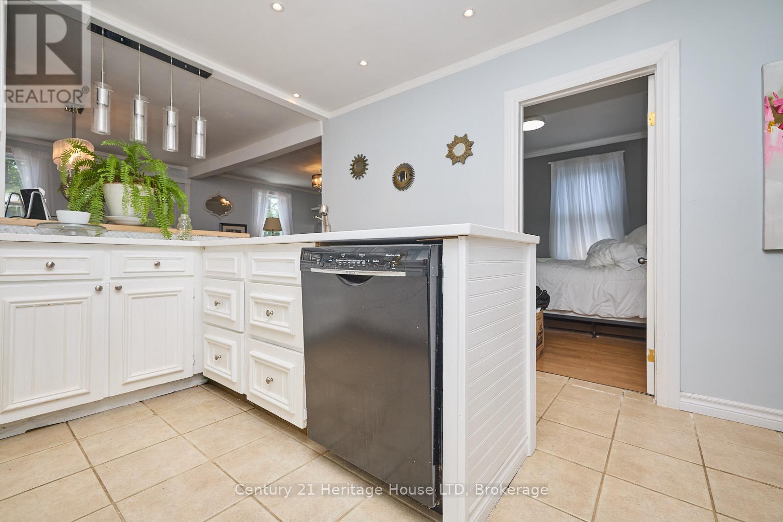 36 Afton Avenue, Welland (Lincoln/crowland), Ontario  L3B 1V5 - Photo 18 - X12213299