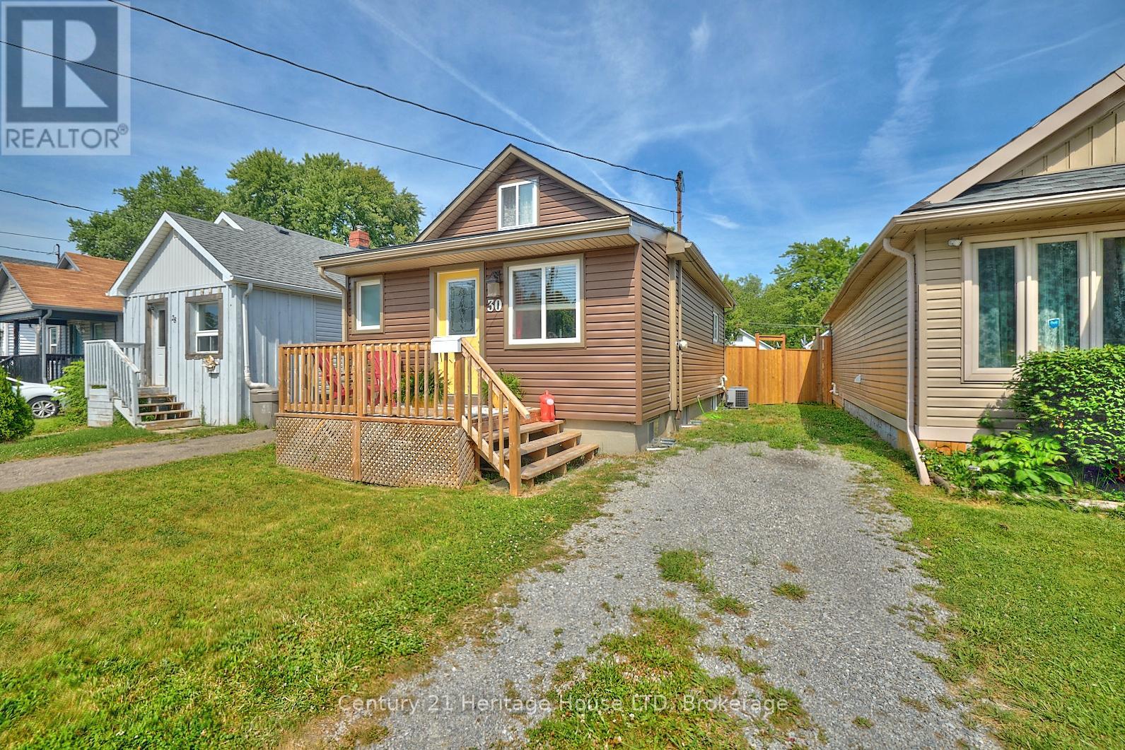 30 Mcalpine Avenue S, Welland, Ontario  L3B 1T6 - Photo 1 - X12213358