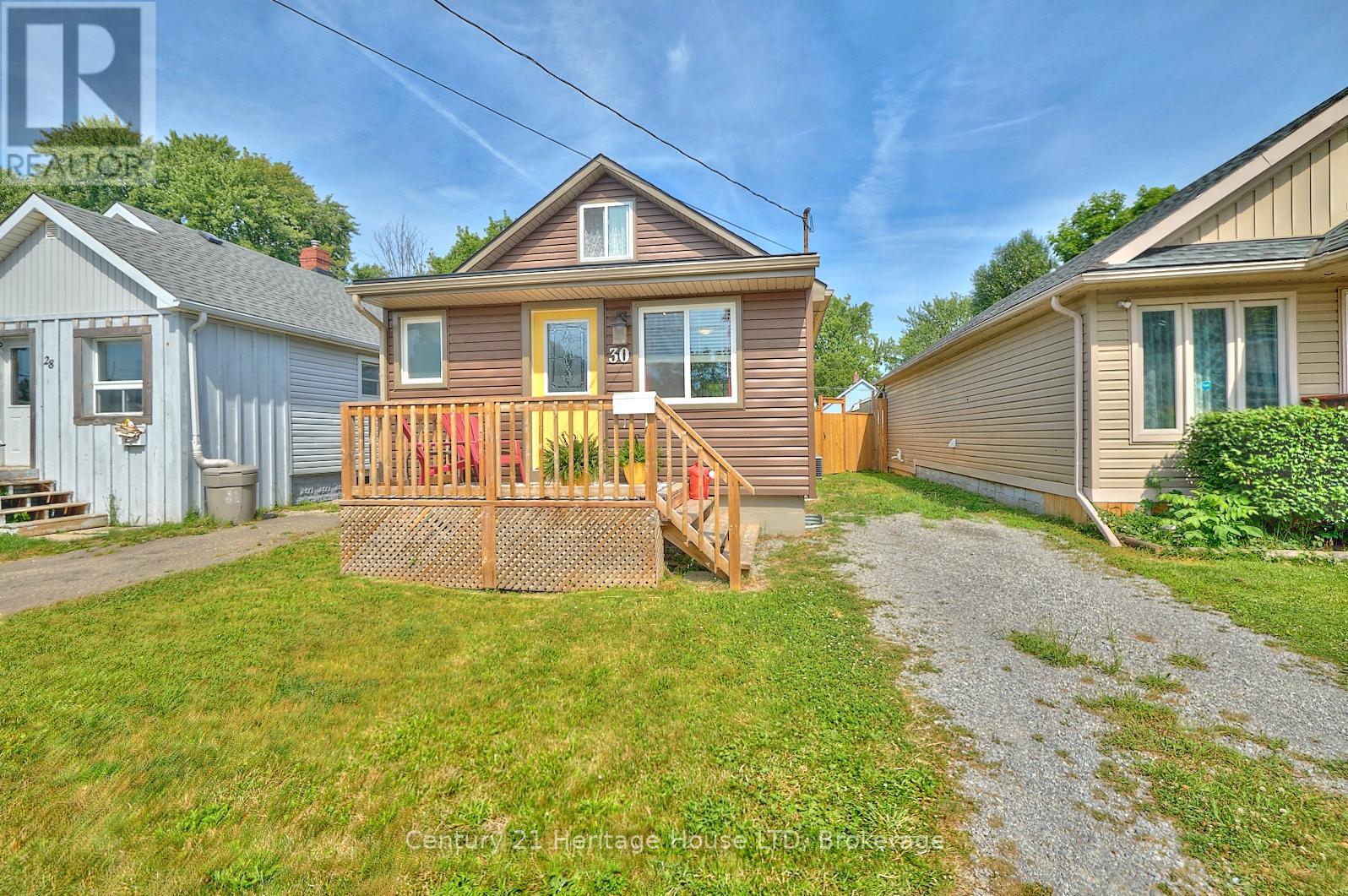 30 Mcalpine Avenue S, Welland, Ontario  L3B 1T6 - Photo 2 - X12213358