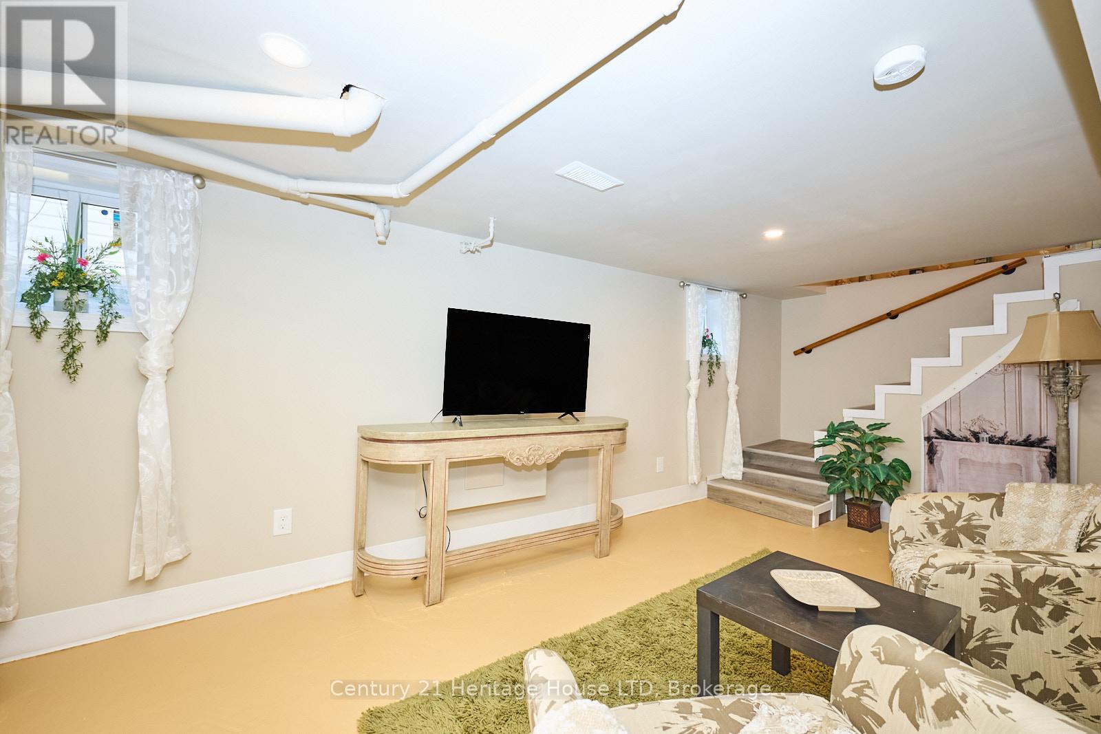 30 Mcalpine Avenue S, Welland, Ontario  L3B 1T6 - Photo 35 - X12213358