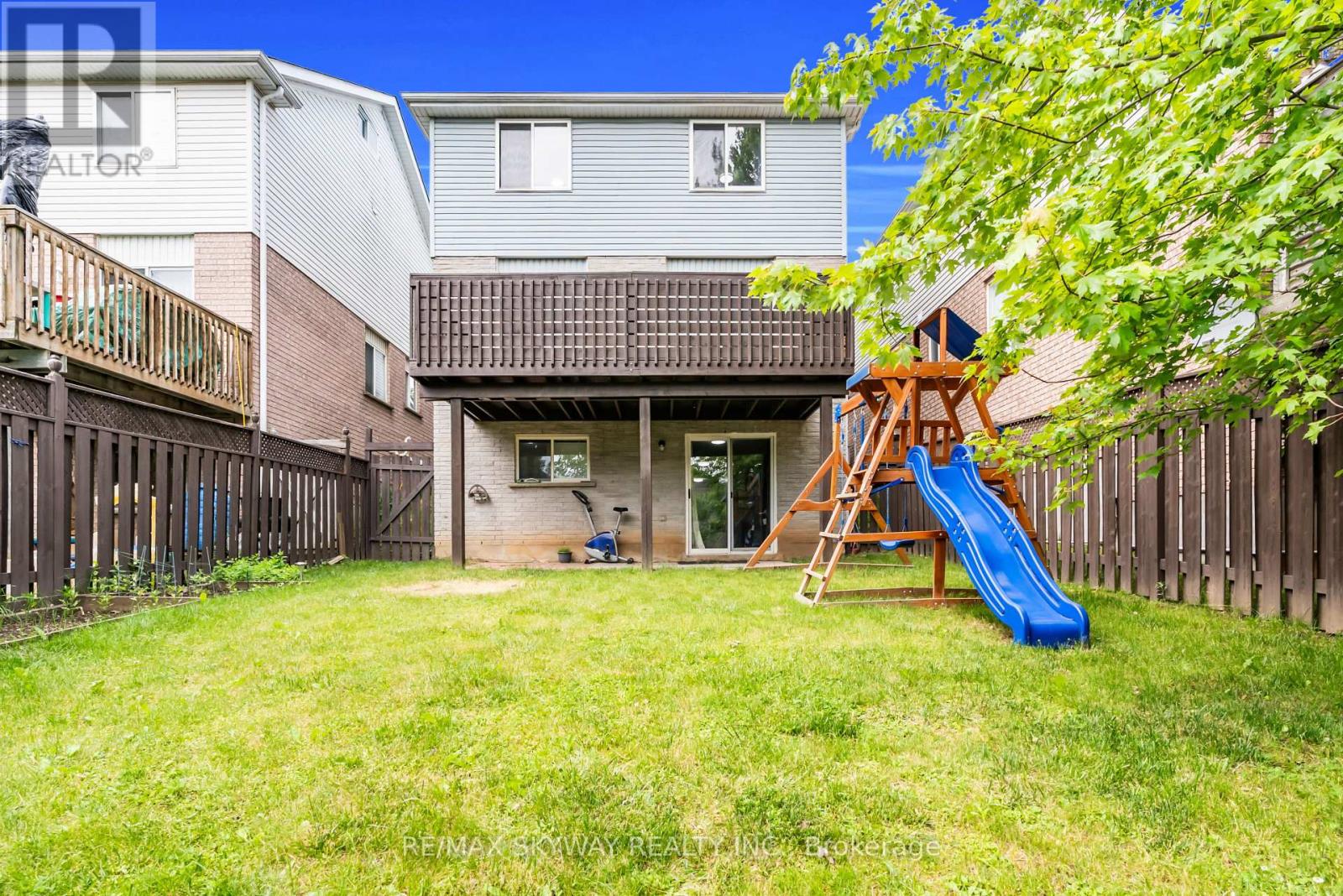 112 Karalee Crescent, Cambridge, Ontario  N3C 4H3 - Photo 3 - X12213075