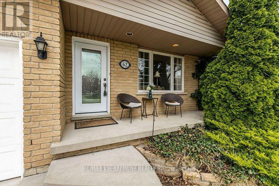 62 Spadara Drive, Hamilton, Ontario  L9B 2K3 - Photo 4 - X12213105