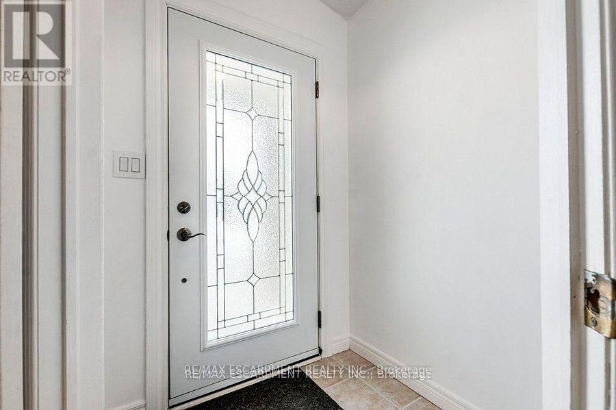 62 Spadara Drive, Hamilton, Ontario  L9B 2K3 - Photo 5 - X12213105
