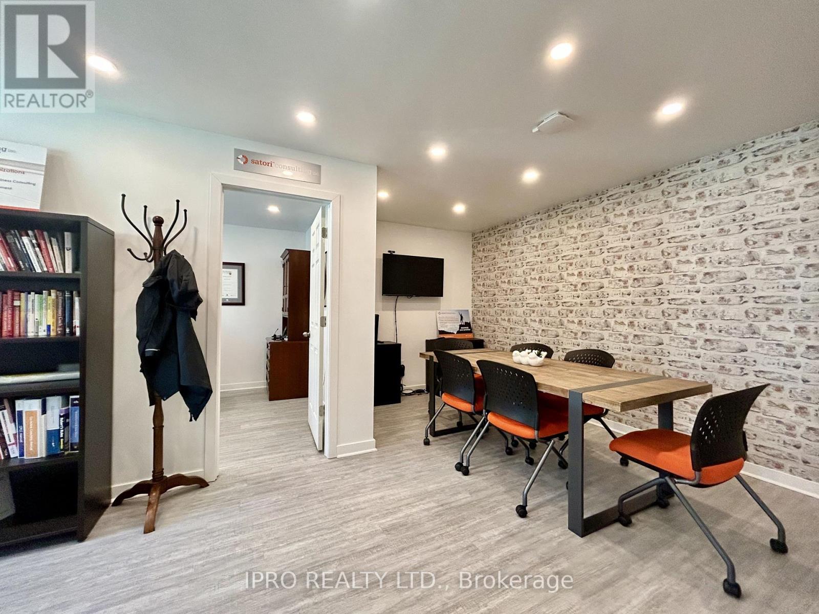 18 - 60 Head Street, Hamilton, Ontario  L9H 3H7 - Photo 4 - X12213207