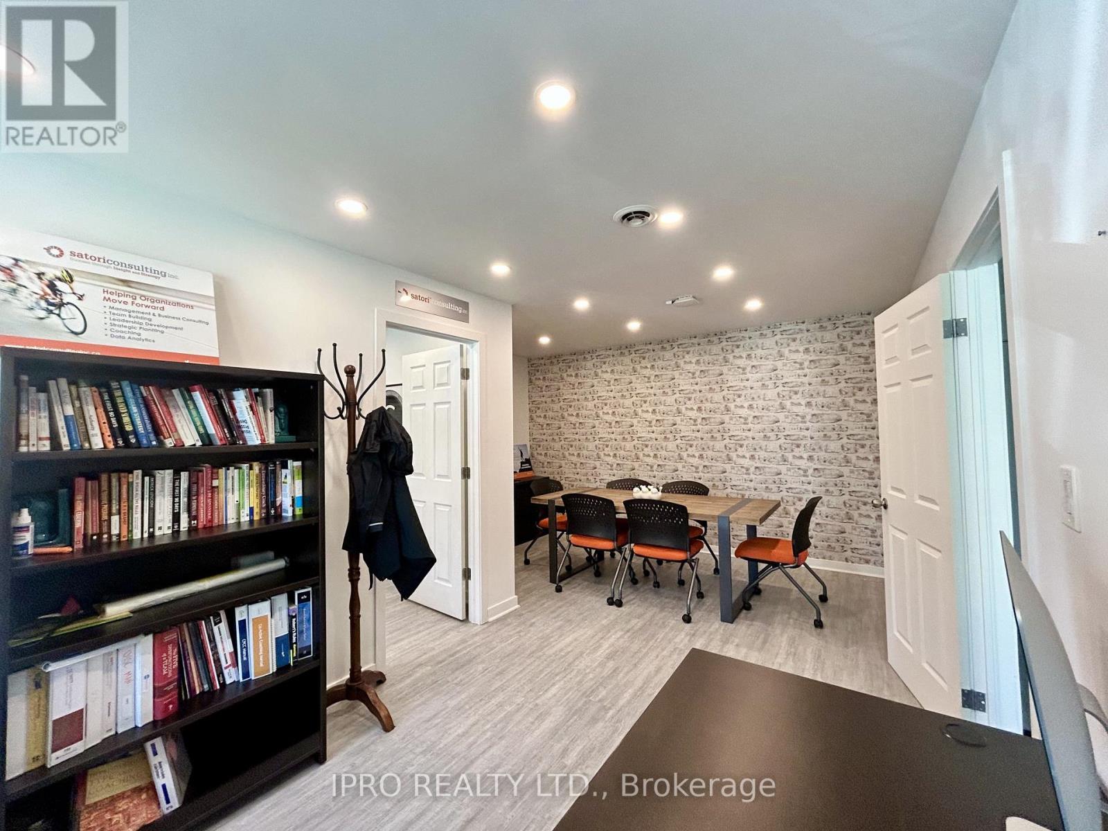 18 - 60 Head Street, Hamilton, Ontario  L9H 3H7 - Photo 8 - X12213207