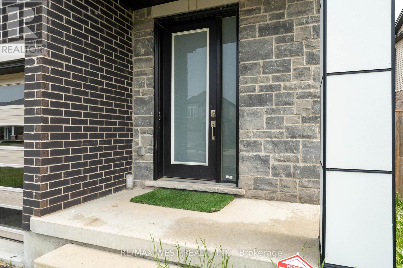 301 Freure Drive, Cambridge, Ontario  N1S 0B5 - Photo 3 - X12213239