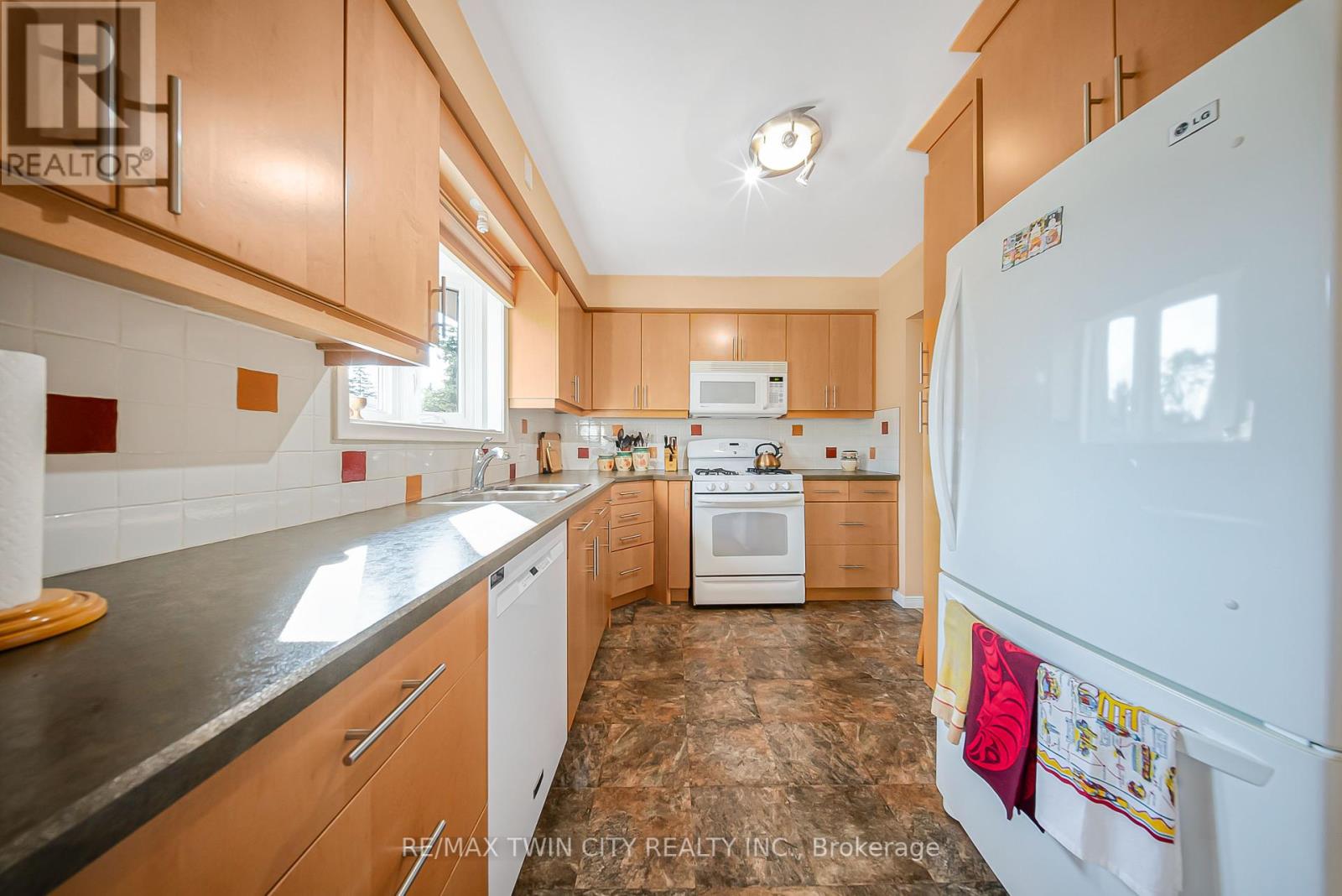 36 Nicklin Crescent, Guelph, Ontario  N1H 5E9 - Photo 14 - X12213289