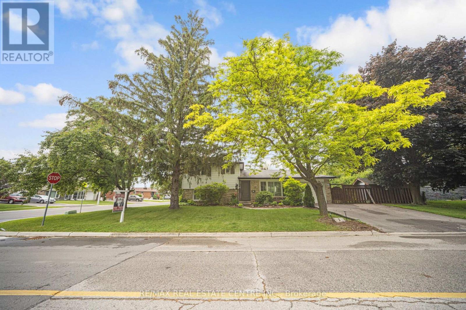2 Chesterfield Road, Brampton, Ontario  L6W 1K9 - Photo 2 - W12171278