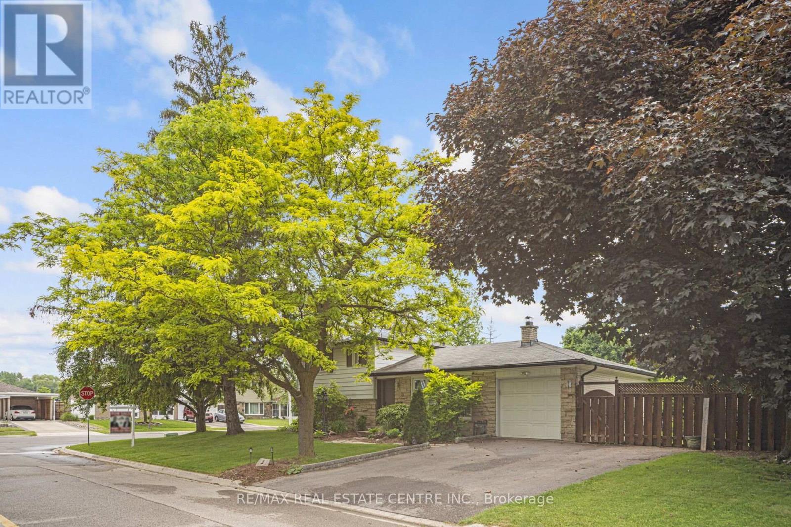2 Chesterfield Road, Brampton, Ontario  L6W 1K9 - Photo 4 - W12171278