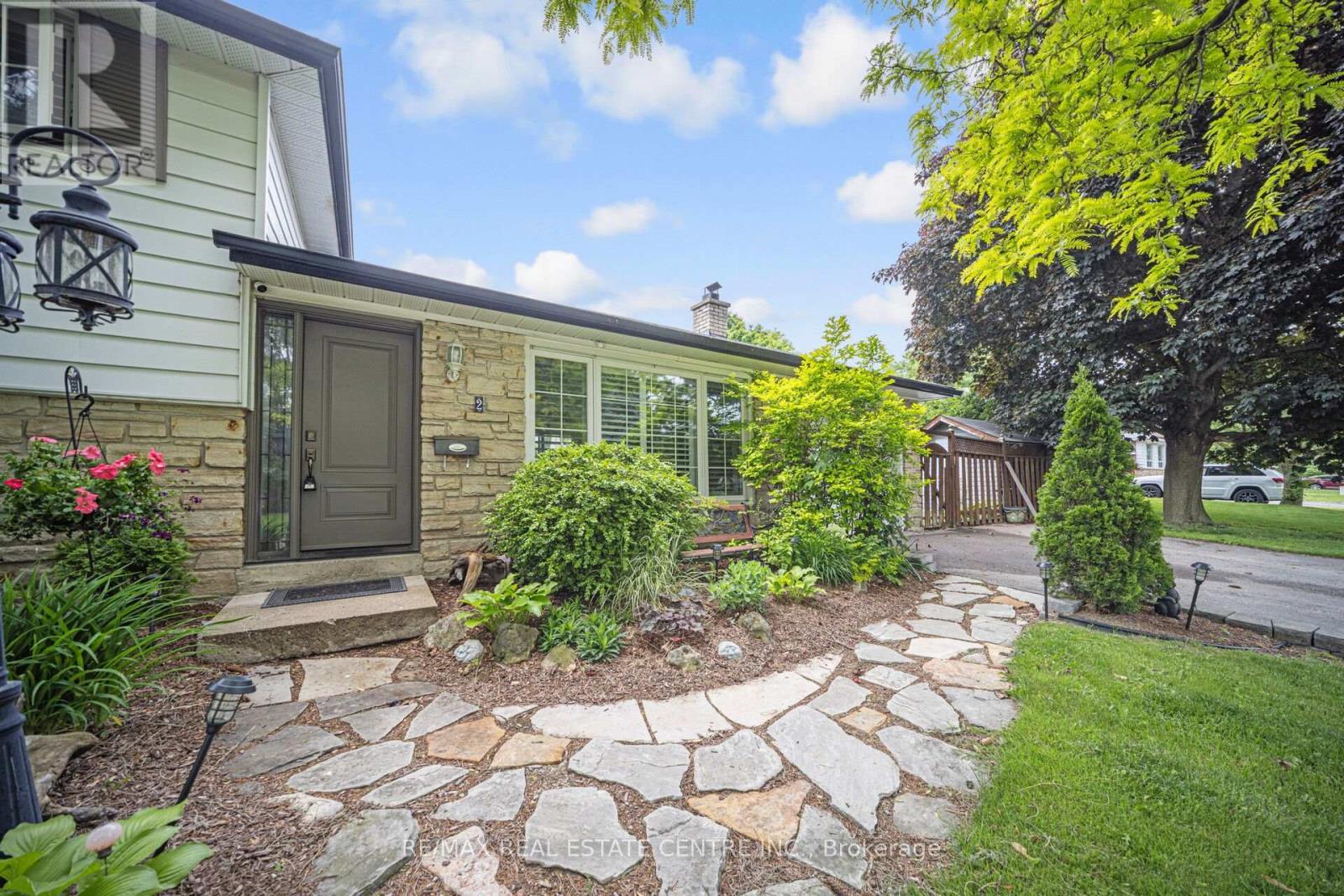 2 Chesterfield Road, Brampton, Ontario  L6W 1K9 - Photo 6 - W12171278