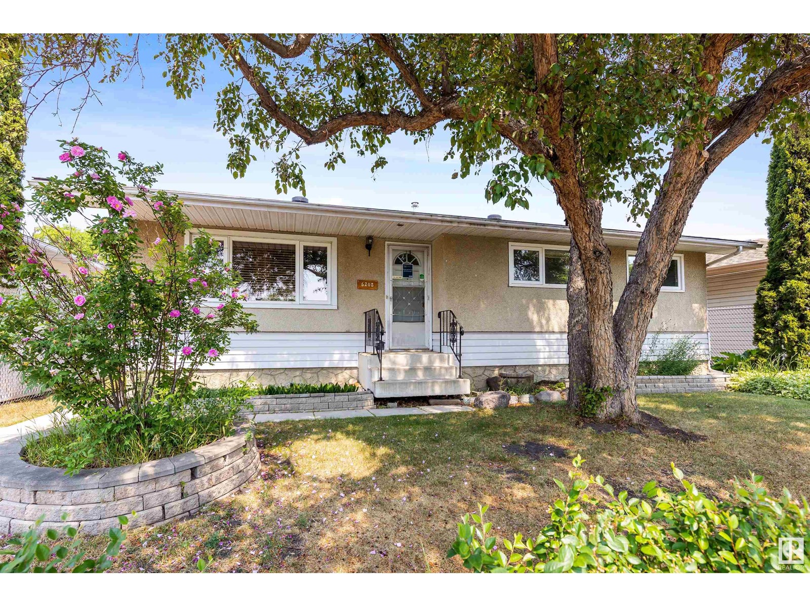 6208 137 AV NW, edmonton, Alberta