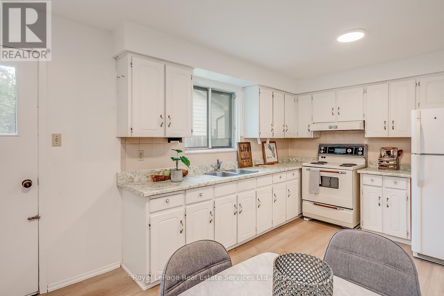 1201 Consort Crescent, Burlington, Ontario  L7M 1J8 - Photo 16 - W12213336