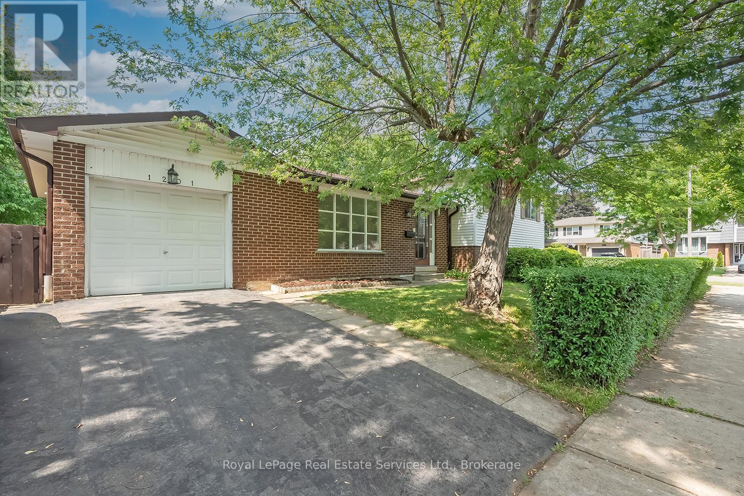 1201 Consort Crescent, Burlington, Ontario  L7M 1J8 - Photo 2 - W12213336