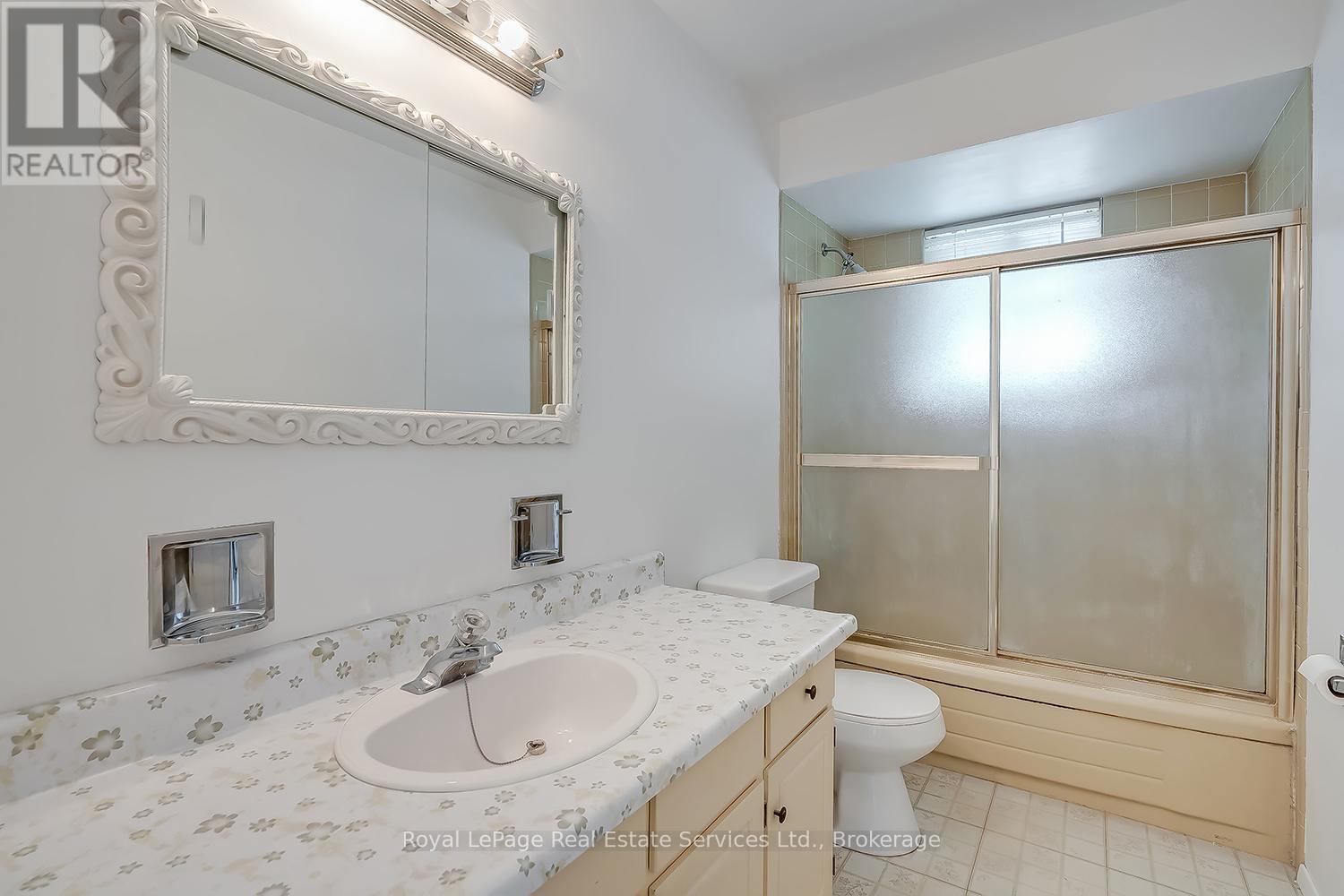 1201 Consort Crescent, Burlington, Ontario  L7M 1J8 - Photo 27 - W12213336