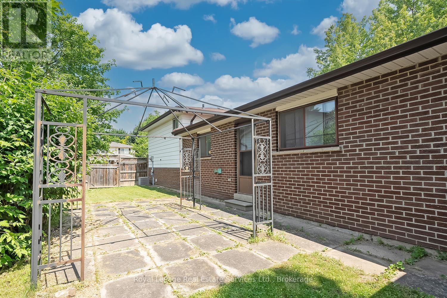 1201 Consort Crescent, Burlington, Ontario  L7M 1J8 - Photo 30 - W12213336