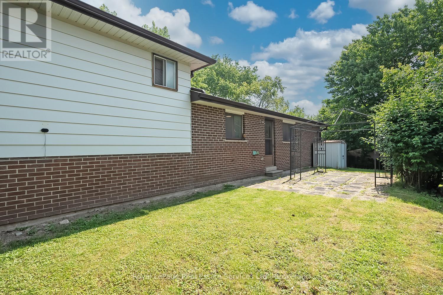 1201 Consort Crescent, Burlington, Ontario  L7M 1J8 - Photo 32 - W12213336