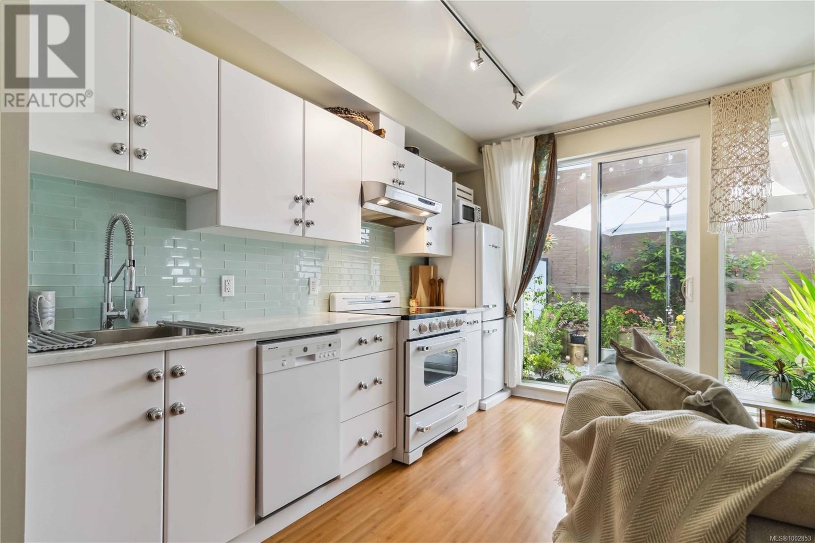 103 1007 Johnson St, Victoria, British Columbia  V8V 3N6 - Photo 3 - 1002853