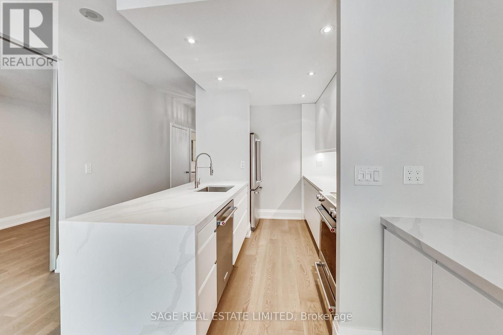 Th 13 - 25 Soho Street, Toronto, Ontario  M5T 3L8 - Photo 8 - C12207605