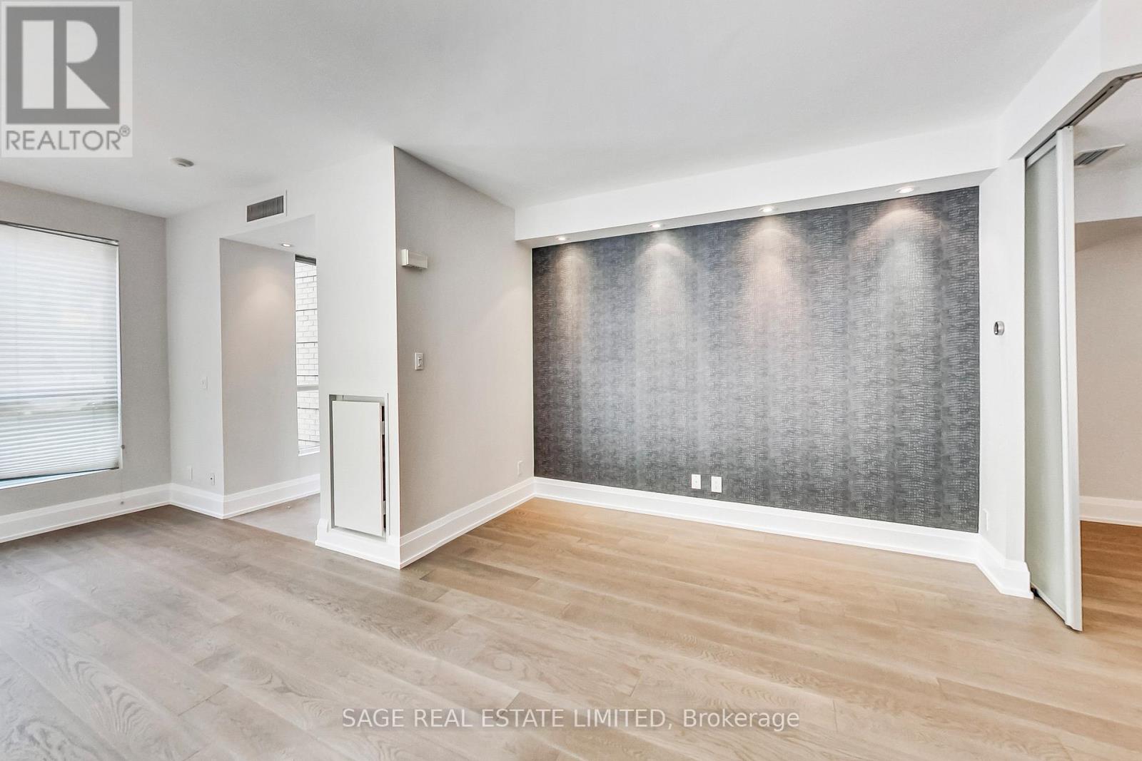 Th 13 - 25 Soho Street, Toronto, Ontario  M5T 3L8 - Photo 6 - C12207605