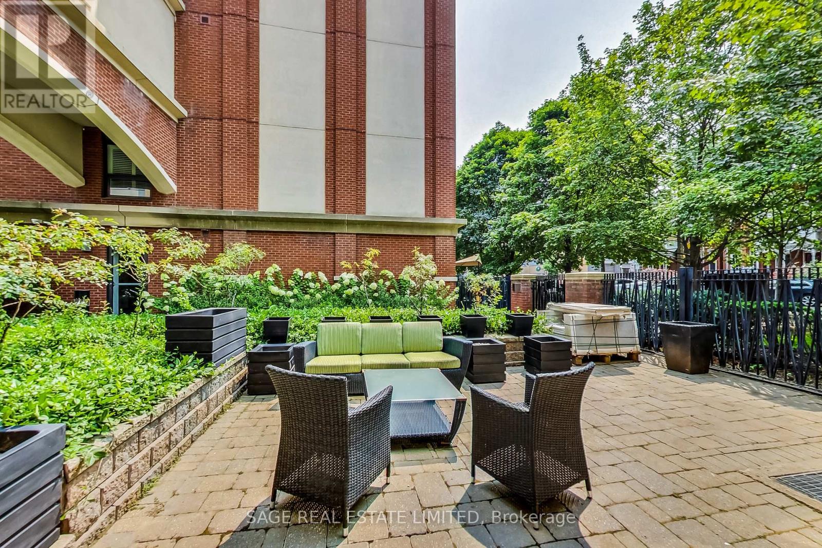 Th 13 - 25 Soho Street, Toronto, Ontario  M5T 3L8 - Photo 18 - C12207605