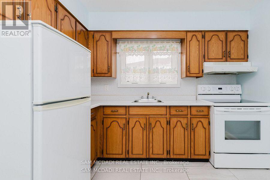 125 Inglewood Drive, Oakville (Co Central), Ontario  L6K 1W8 - Photo 7 - W12205998