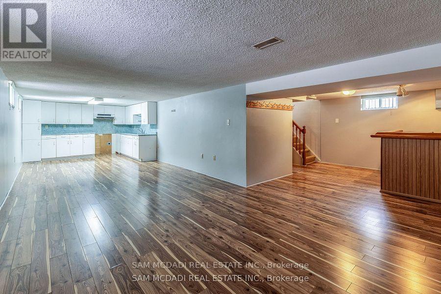 125 Inglewood Drive, Oakville (Co Central), Ontario  L6K 1W8 - Photo 18 - W12205998