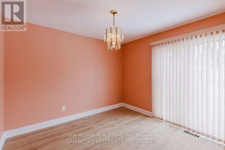 125 Inglewood Drive, Oakville (Co Central), Ontario  L6K 1W8 - Photo 9 - W12205998
