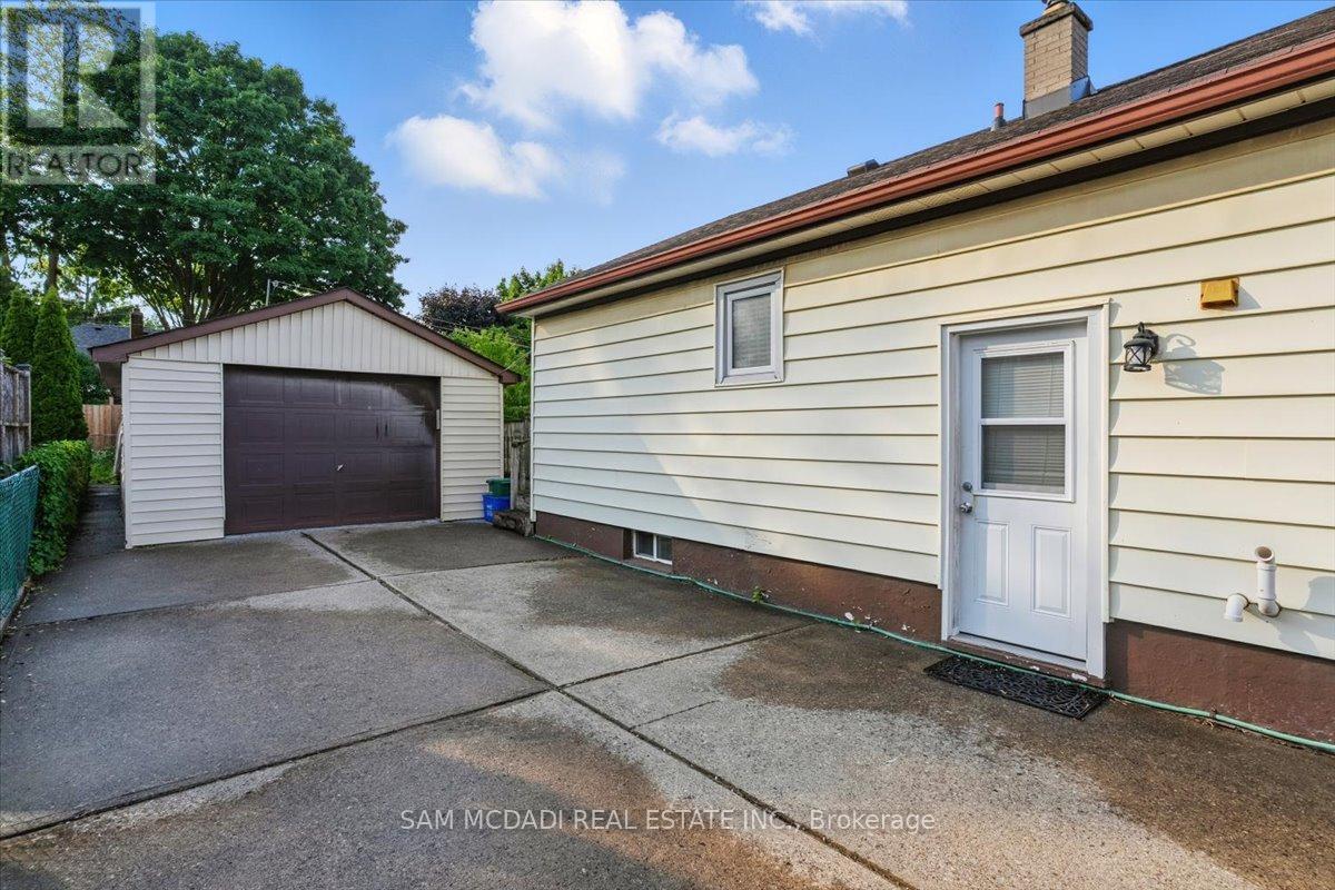 125 Inglewood Drive, Oakville (Co Central), Ontario  L6K 1W8 - Photo 23 - W12205998