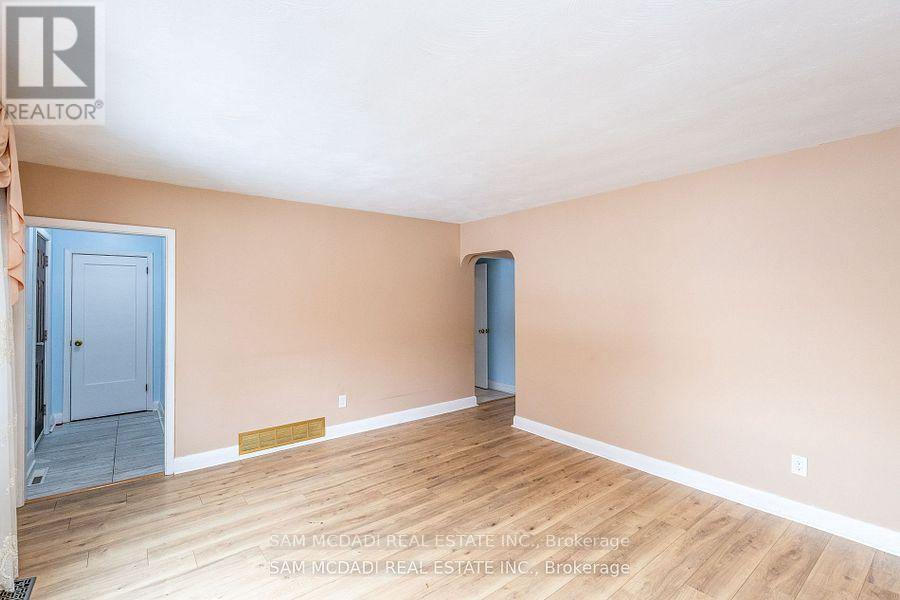 125 Inglewood Drive, Oakville (Co Central), Ontario  L6K 1W8 - Photo 3 - W12205998