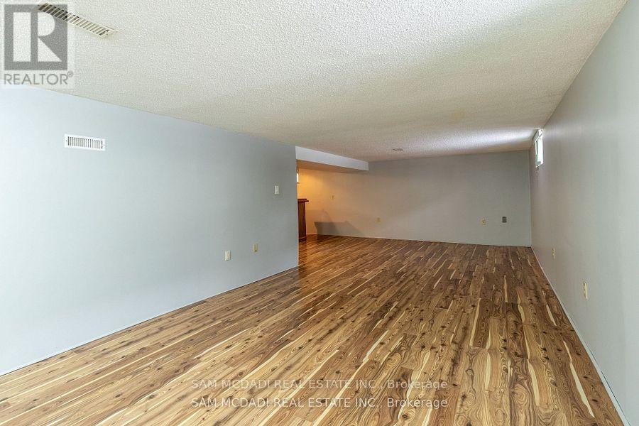 125 Inglewood Drive, Oakville (Co Central), Ontario  L6K 1W8 - Photo 20 - W12205998