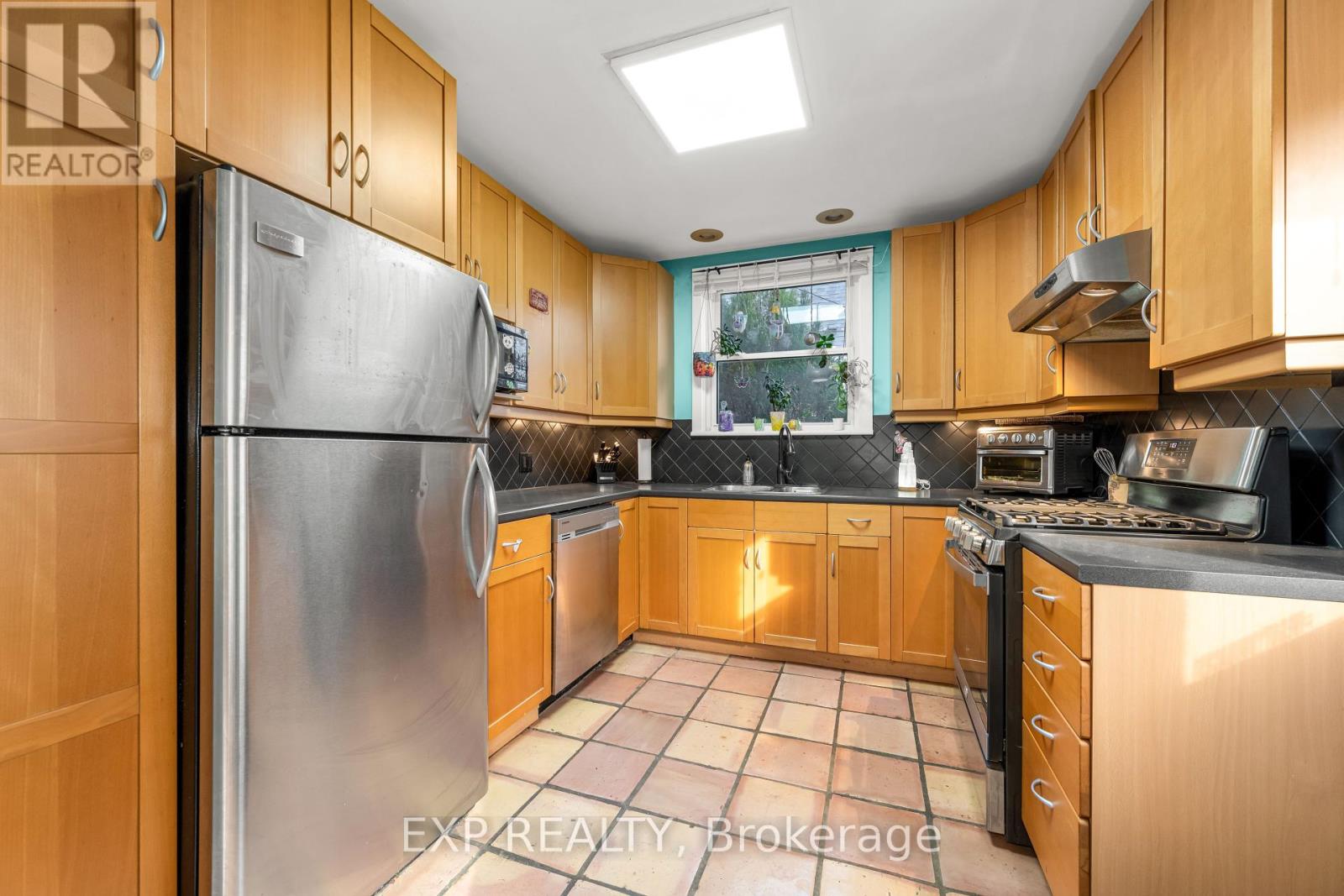 101 Erin Avenue, Hamilton, Ontario  L8K 4W1 - Photo 8 - X12199833