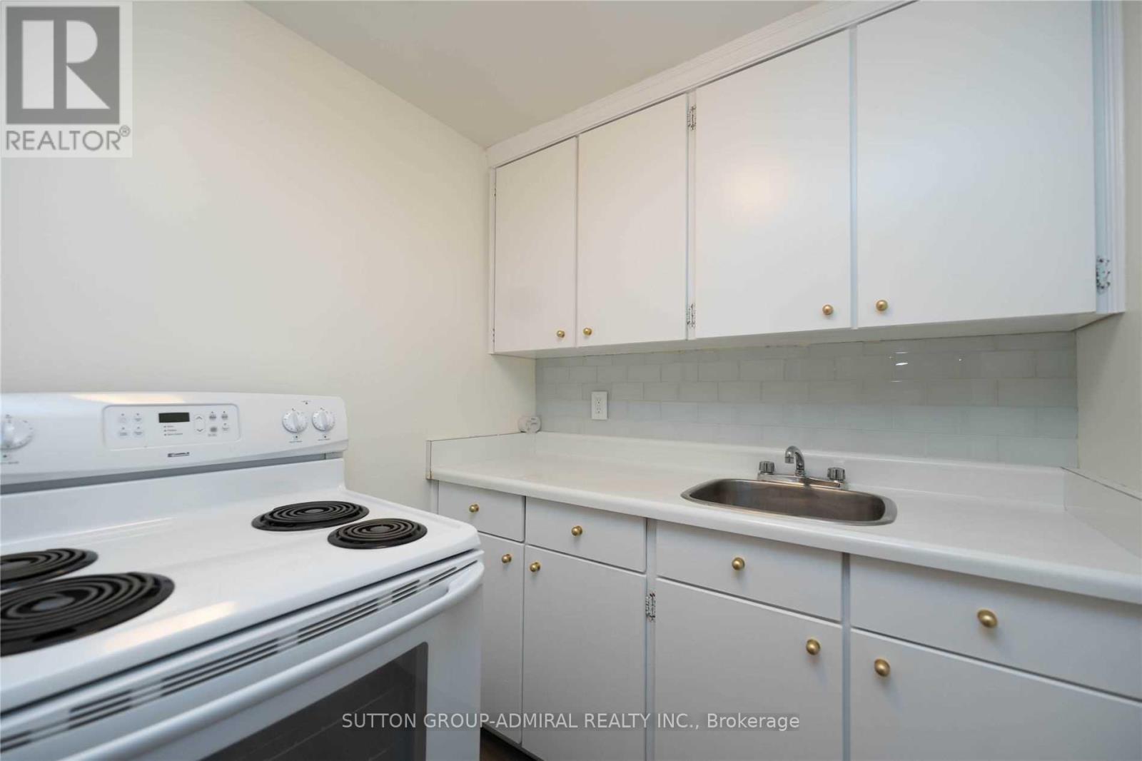 65 Regina Avenue, Toronto, Ontario  M6A 1R4 - Photo 8 - C12185813
