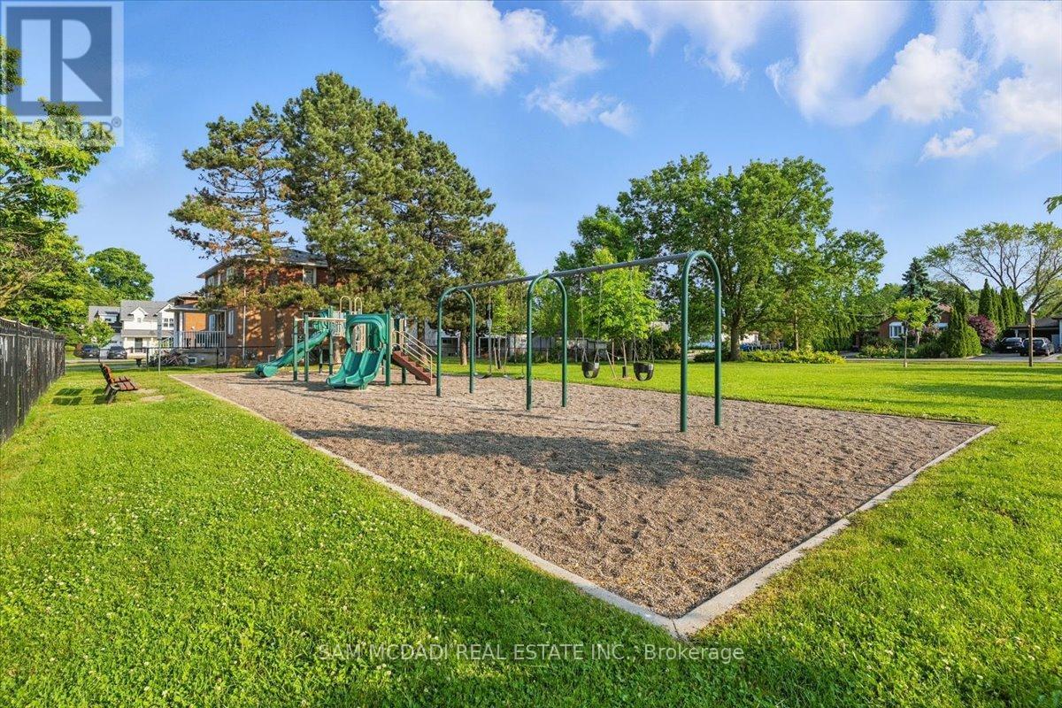 125 Inglewood Drive, Oakville (Co Central), Ontario  L6K 1W8 - Photo 30 - W12205998