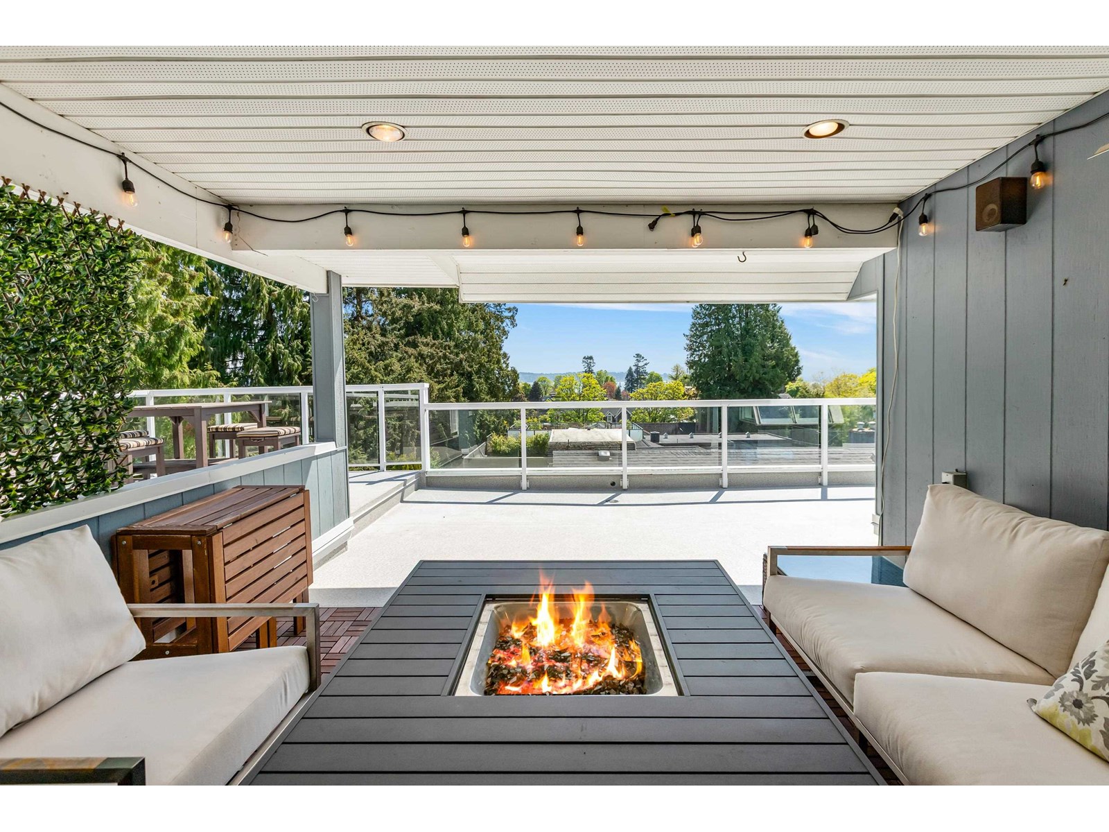952 Lee Street, White Rock, British Columbia  V4B 4N8 - Photo 3 - R3014359