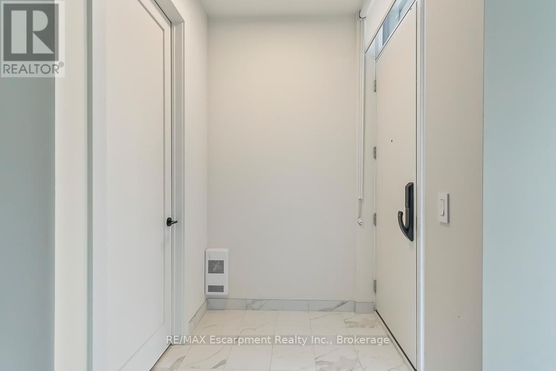 104 - 123 Maurice Drive, Oakville, Ontario  L6K 2W6 - Photo 4 - W12213690