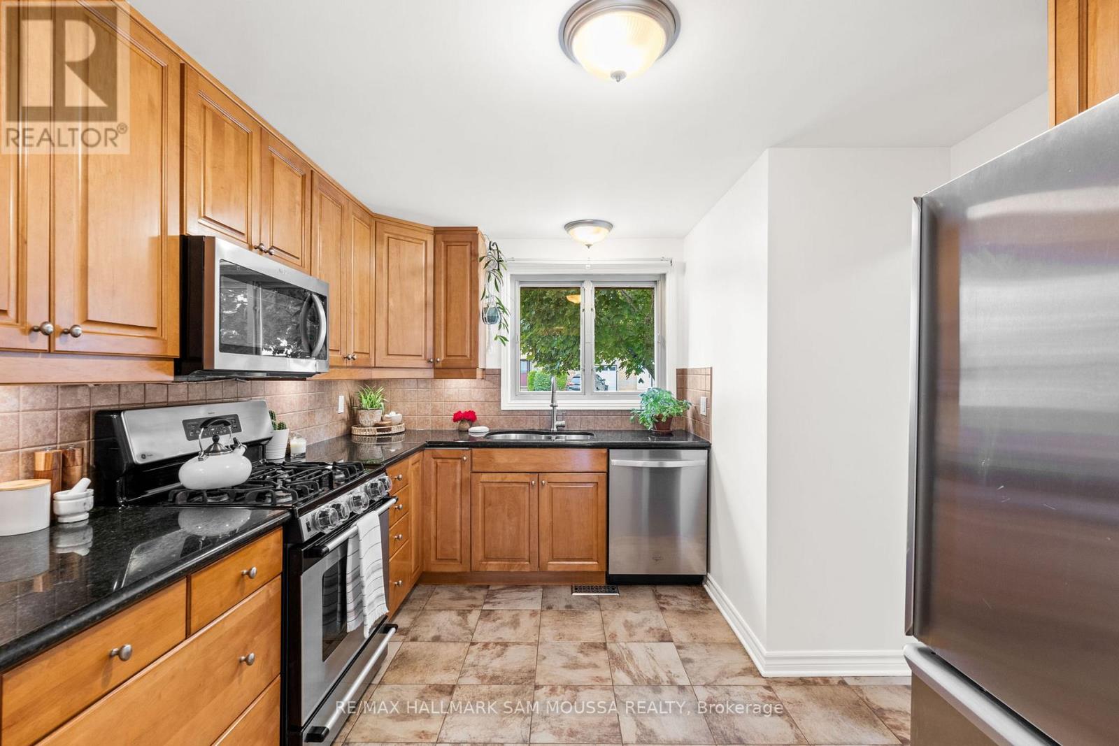 19 Berkshire Way, Ottawa, Ontario  K2J 2B1 - Photo 8 - X12213574