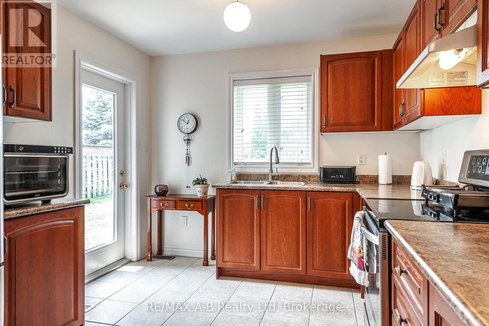 63 Delong Drive, Norwich, Ontario  N0J 1P0 - Photo 11 - X12213616