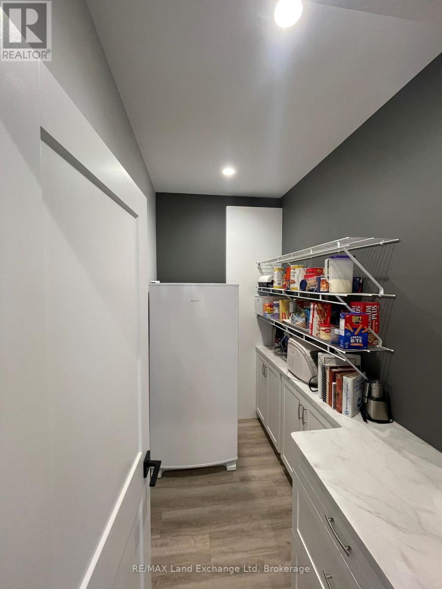255 Albert Street, Huron East, Ontario  N0G 1H0 - Photo 11 - X12213709